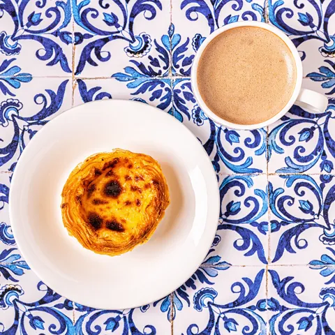 Pasteles de Belem con café-Qué comer en Lisboa-Guía de viaje-Buendiatours