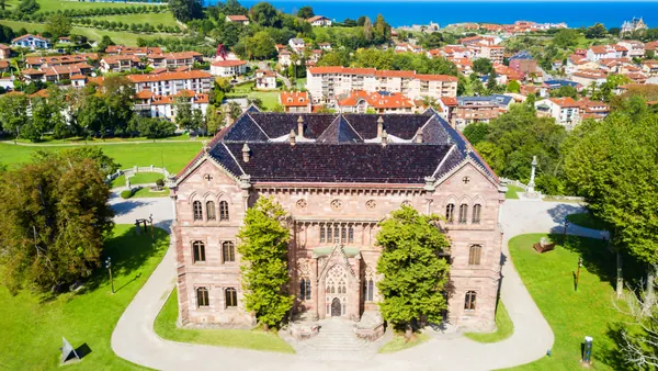Vista aérea del Palacio de Sobrellano en Comillas, Cantabria