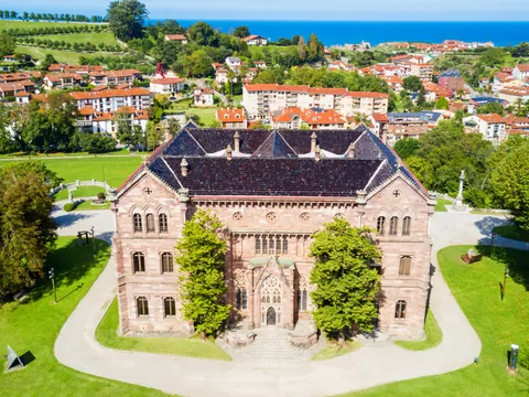Vista aérea del Palacio de Sobrellano en Comillas, Cantabria