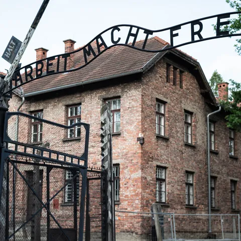Letras entrada Auschwitz Birkenau