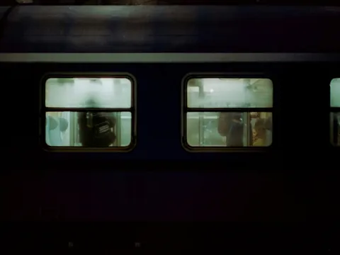 Vagón de tren nocturno con ventanas empañadas en Praga, República Checa