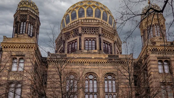 Fachada de la Nueva Sinagoga de Berlín con su cúpula dorada y arquitectura detallada
