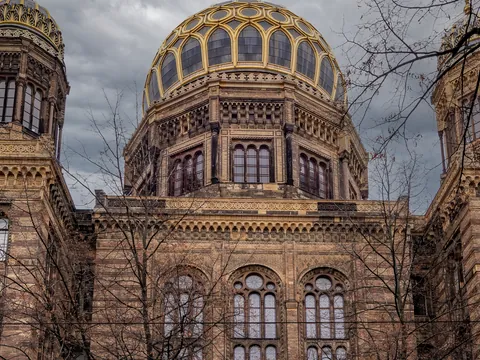 Fachada de la Nueva Sinagoga de Berlín con su cúpula dorada y arquitectura detallada