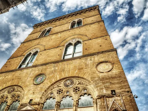 Fachada del edificio histórico Orsanmichele en Florencia, Italia.