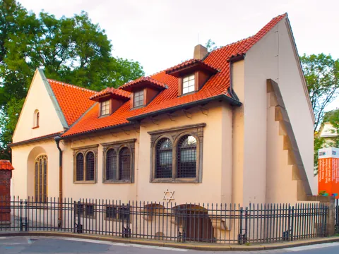Fachada de la Sinagoga Pinkas en el Barrio Judío de Praga