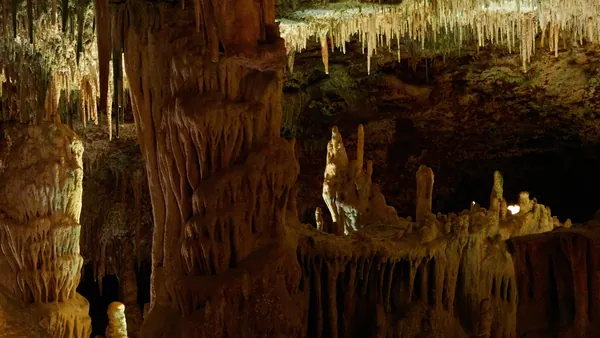 Formaciones geológicas de estalactitas en las Cuevas del Hams, Mallorca