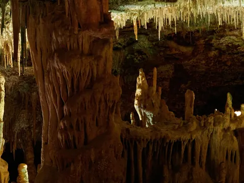 Formaciones geológicas de estalactitas en las Cuevas del Hams, Mallorca