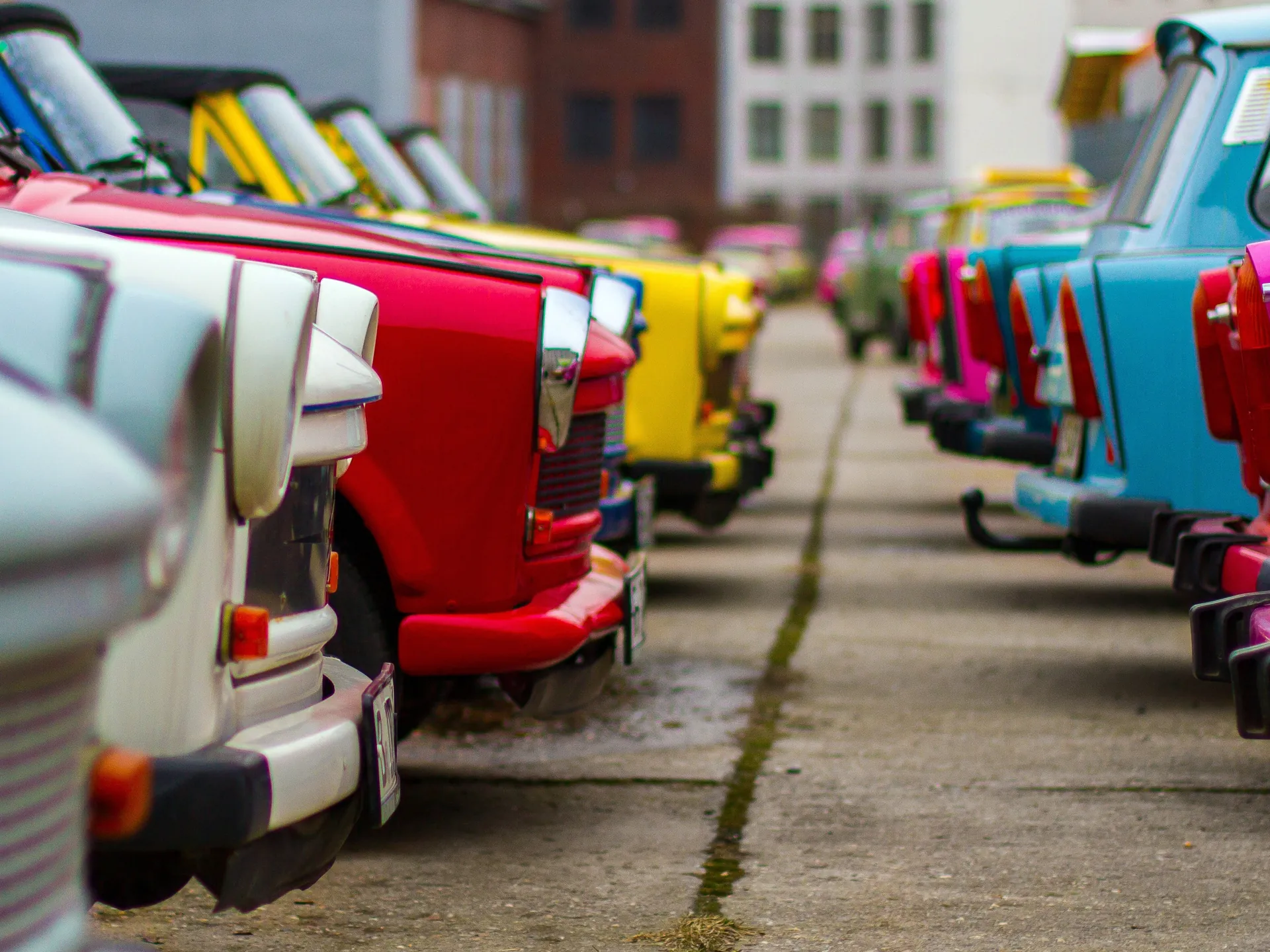 Coches Trabi de varios colores aparcados - Museo Trabi Berlín