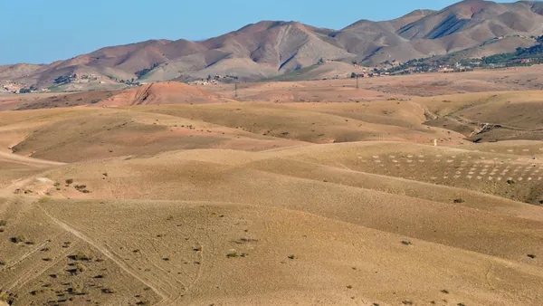 Paisaje árido del desierto de Agafay cerca de Marrakech, Marruecos