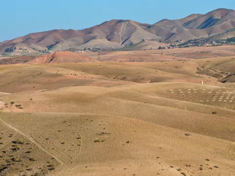 Paisaje árido del desierto de Agafay cerca de Marrakech, Marruecos