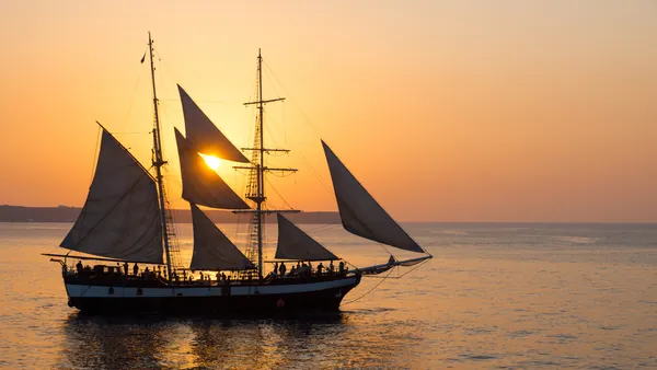 Crucreo islas Volcanicas Cena barco Santorini Puesta de Sol Oia Sunset paseo en barco Tradicional Griego Nea Kameni Volcal Palea Kameni Hot Spring Thirassia Grecia