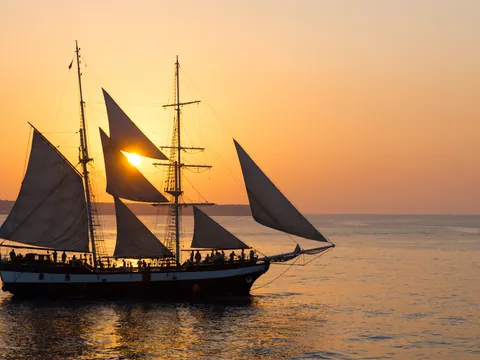 Crucreo islas Volcanicas Cena barco Santorini Puesta de Sol Oia Sunset paseo en barco Tradicional Griego Nea Kameni Volcal Palea Kameni Hot Spring Thirassia Grecia