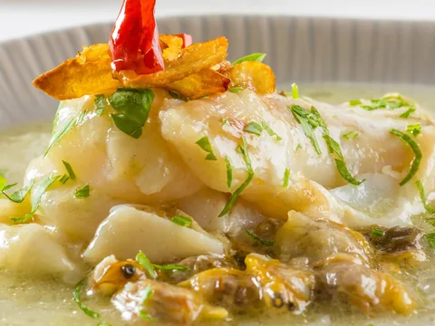 Kokotxas de merluza en salsa verde - Comida típica del País Vasco - Comer en Bilbao - Guía de viaje Bilbao - Buendía Tours