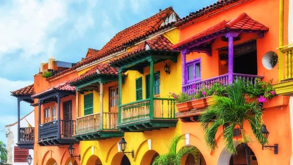 Preciosas casas coloridas en la plaza de los Coches en Cartagena de Indias, Colombia