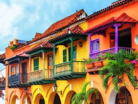 Preciosas casas coloridas en la plaza de los Coches en Cartagena de Indias, Colombia