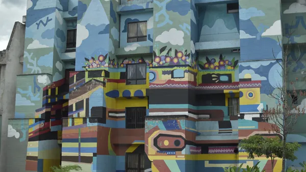 Edificio decorado con colores y elementos geométricos.