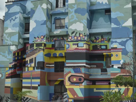 Edificio decorado con colores y elementos geométricos.