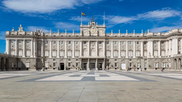 Patio Palacio Real tour por el Palacio Real y la Catedral de la Almudena visitas guiadas y excursiones en Madrid