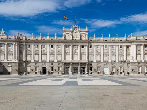 Patio Palacio Real tour por el Palacio Real y la Catedral de la Almudena visitas guiadas y excursiones en Madrid