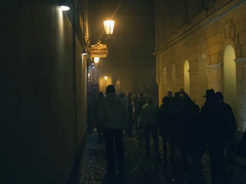 Callejón nocturno con visitantes en Praga, República Checa