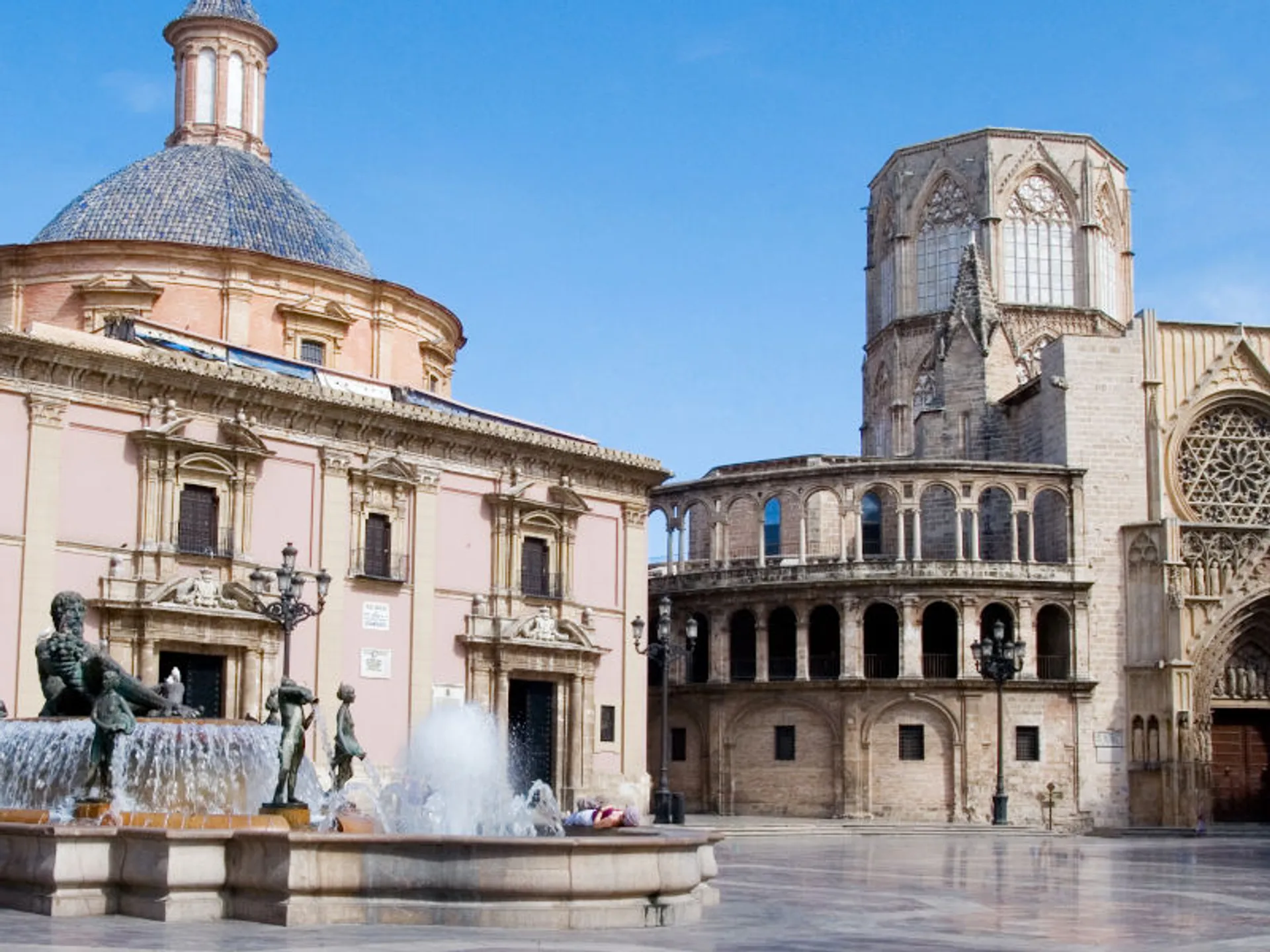 La mezcla de estilos de la catedral la convierten en un monumento imprescindible para visitar cuando pases 24 horas en Valencia.
