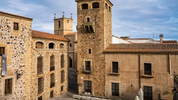 Fachada de la Casa de los Becerra y torre de la Concatedral en Cáceres