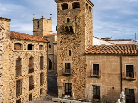 Fachada de la Casa de los Becerra y torre de la Concatedral en Cáceres
