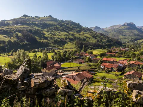Vista panorámica de la verde montaña cántabra en Liérganes