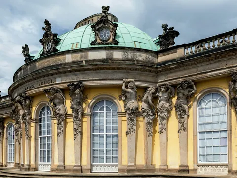 Fachada del Palacio de Sanssouci en Potsdam con esculturas y cúpula verde