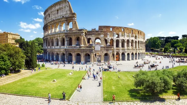 El Coliseo Romano con turistas en la plaza exterior