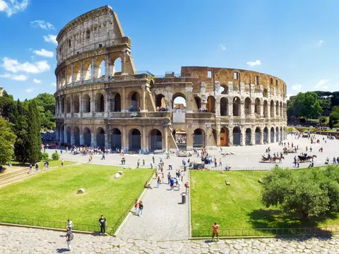 El Coliseo Romano con turistas en la plaza exterior