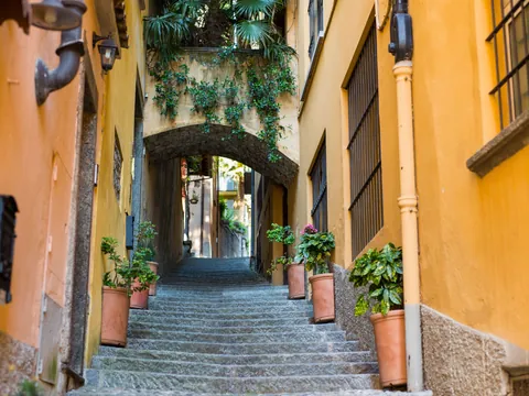 Calle empedrada con casas típicas en Bellagio, Lago de Como