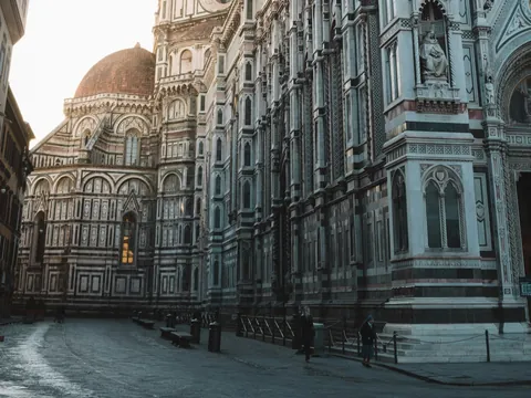 Fachada de la Catedral de Santa María del Fiore en Florencia, Italia, mostrando detalles arquitectónicos góticos y renacentistas, con la cúpula de Brunelleschi al fondo.