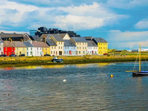 Casas coloridas de The Long Walk junto al río Corrib en Galway