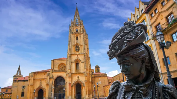 Escultura de La Regenta frente a la Catedral de Oviedo, símbolo literario y turístico del casco histórico de la ciudad.