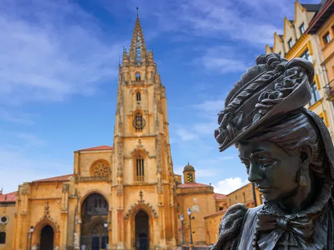 Escultura de La Regenta frente a la Catedral de Oviedo, símbolo literario y turístico del casco histórico de la ciudad.