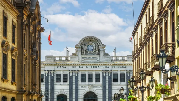 Fachada de la Casa de la Literatura peruana, un lugar de encuentro entre culturas.
