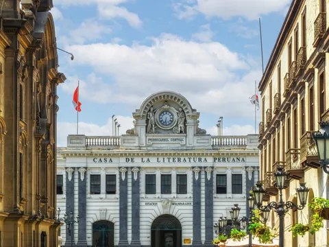 Fachada de la Casa de la Literatura peruana, un lugar de encuentro entre culturas.