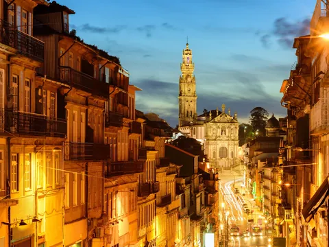 Calle de Oporto de noche con la Torre de los Clérigos al fondo, Oporto, Portugal