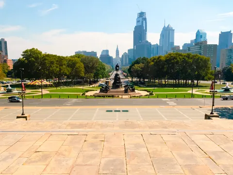 Vista desde el Museo de Arte de Filadelfia hacia el skyline de Filadelfia, EE. UU.