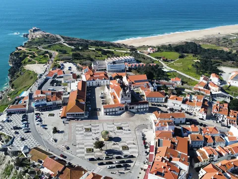 Vista aérea del Santuario de Nuestra Señora y acantilados en Nazaré, Portugal.