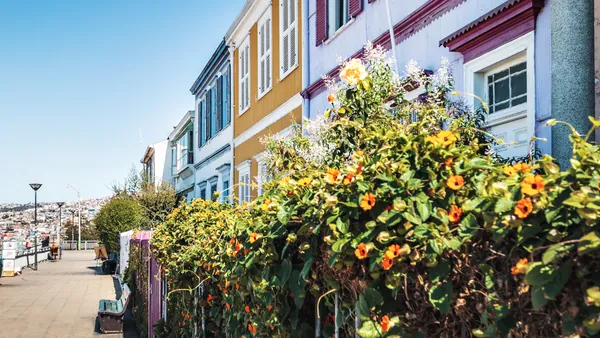 El Paseo de Atkinson destaca por sus coloridas casas, un sello de identidad único de Valparaíso.