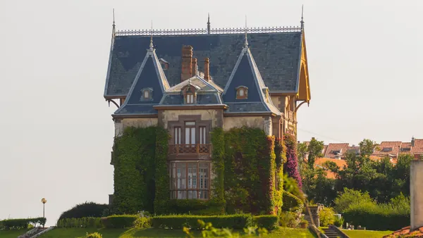 Vista de la fachada principal de la Casa del Duque de Almodóvar del Río, Comillas