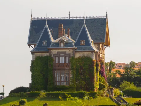Vista de la fachada principal de la Casa del Duque de Almodóvar del Río, Comillas