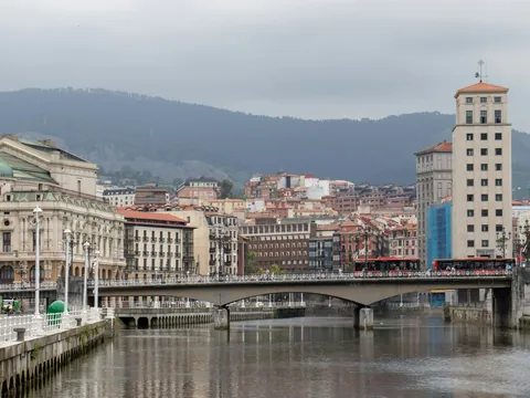 Ría de Bilbao con el Teatro Arriaga, puente y edificios del Casco Viejo al fondo.