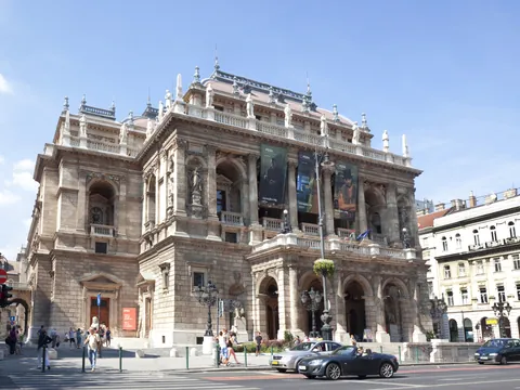Durante el tour a pie pasaremos por la Ópera Nacional de Budapest
