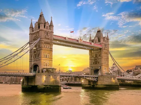 El Puente de la Torre al atardecer, una parada emblemática del recorrido por los escenarios de Harry Potter en Londres.