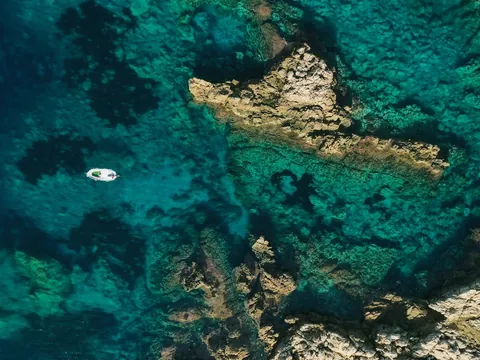 Vista aérea de un barco navegando en Mahón