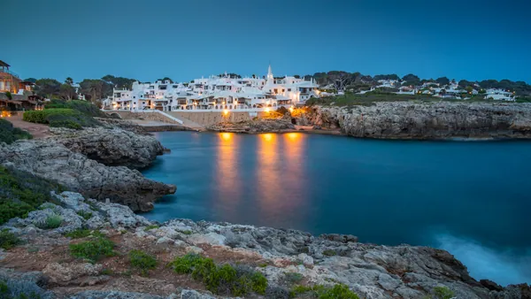La zona de Binibeca al anochecer, Menorca
