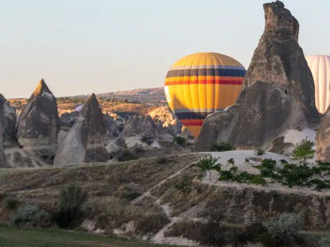 Aterrizaje de globo entre chimeneas de hadas en Capadocia, Turquía